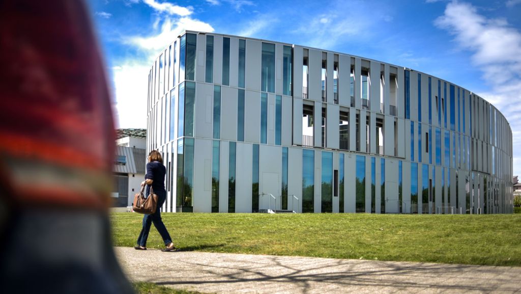 Private Initiative an Stuttgarter Hochschule: Professoren verschenken  Geld an bedürftige Studierende
