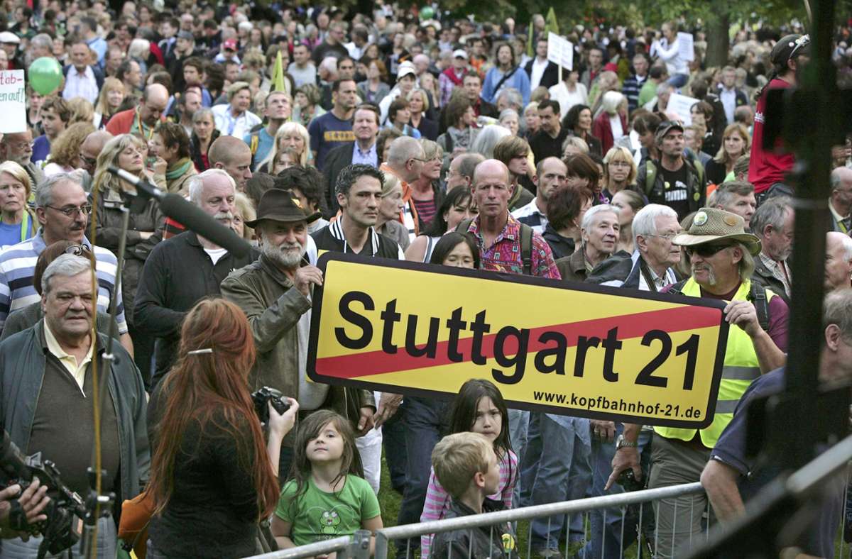 Vor allem 2010 bildete sich gegen das Bahnprojekt Stuttgart 21 eine Protestbewegung, der sich phasenweise mehrere Zehntausend Menschen anschlossen.