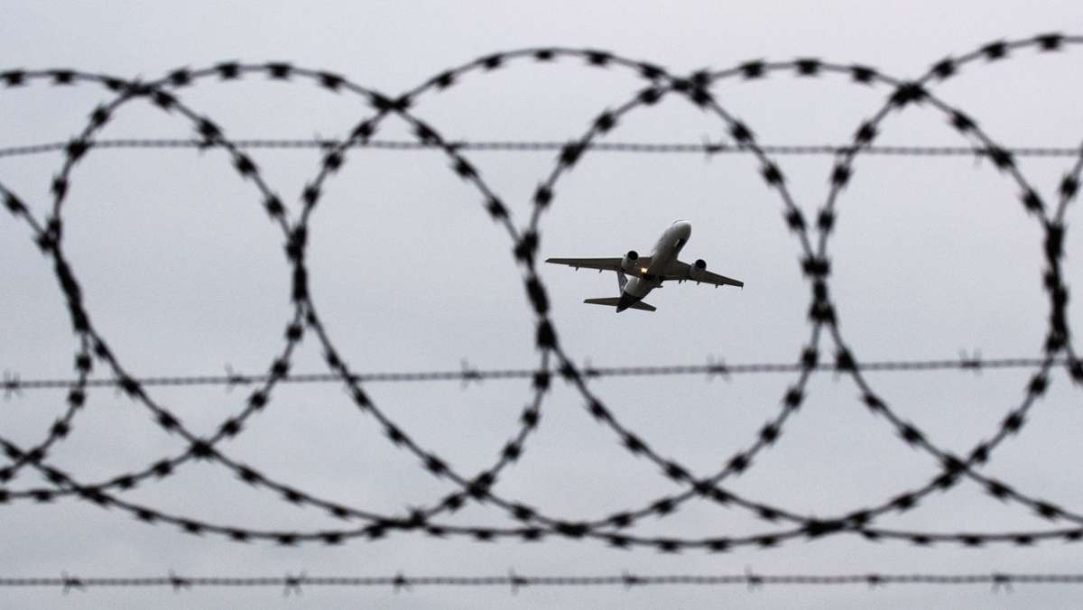 Alarm am Flughafen Rheinmünster: Verspätete  Passagiere rennen über Vorfeld der abflugbereiten Maschine