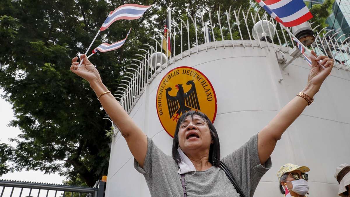 Demo vor Deutscher Botschaft: Regiert der Thai-König aus Bayern?