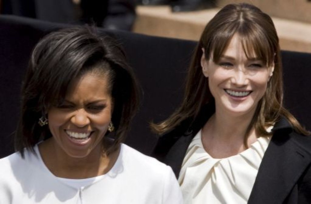Carla Bruni (rechts) mit Michelle Obama (links)