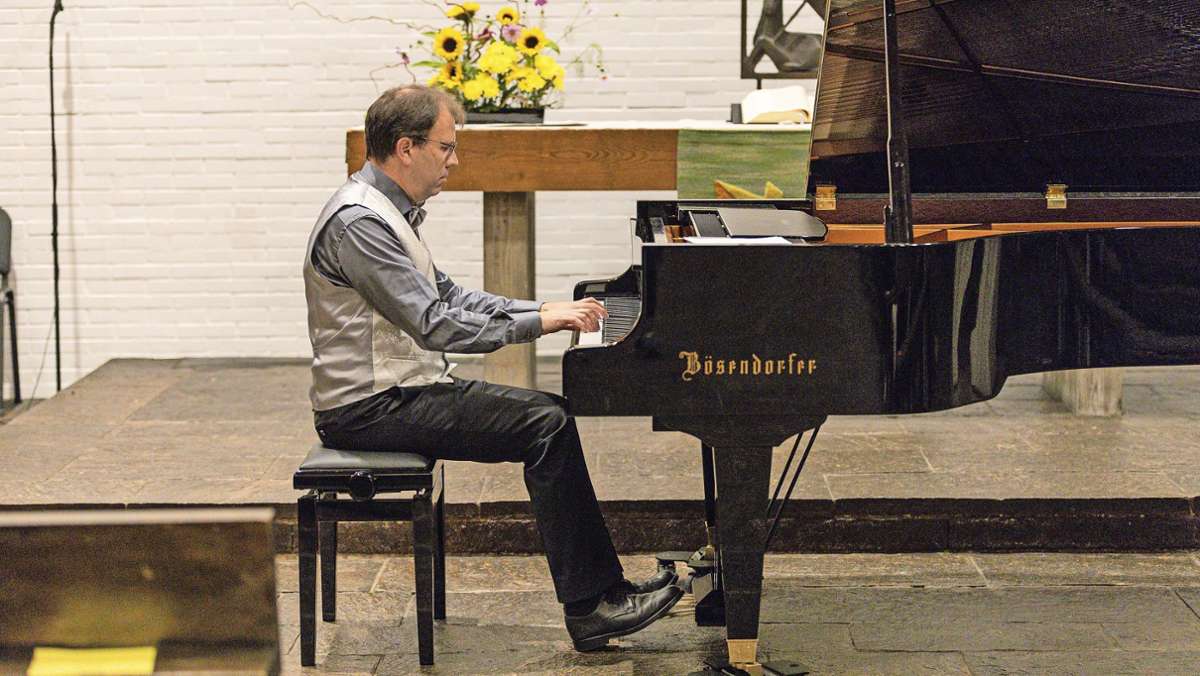  Am Sonntagabend hat der Schönaicher Pianist und Chorleiter Michael Kuhn in der Johanneskirche einen sehr romantischer Klavierabend präsentiert. 