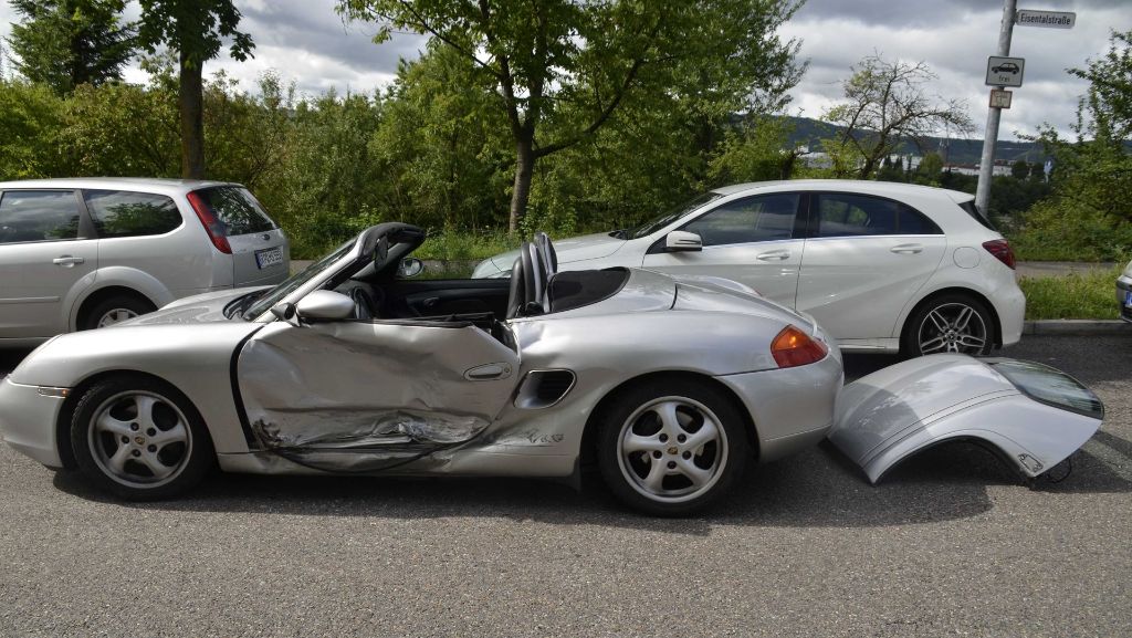 Waiblingen: Porsche bei Unfall schwer demoliert