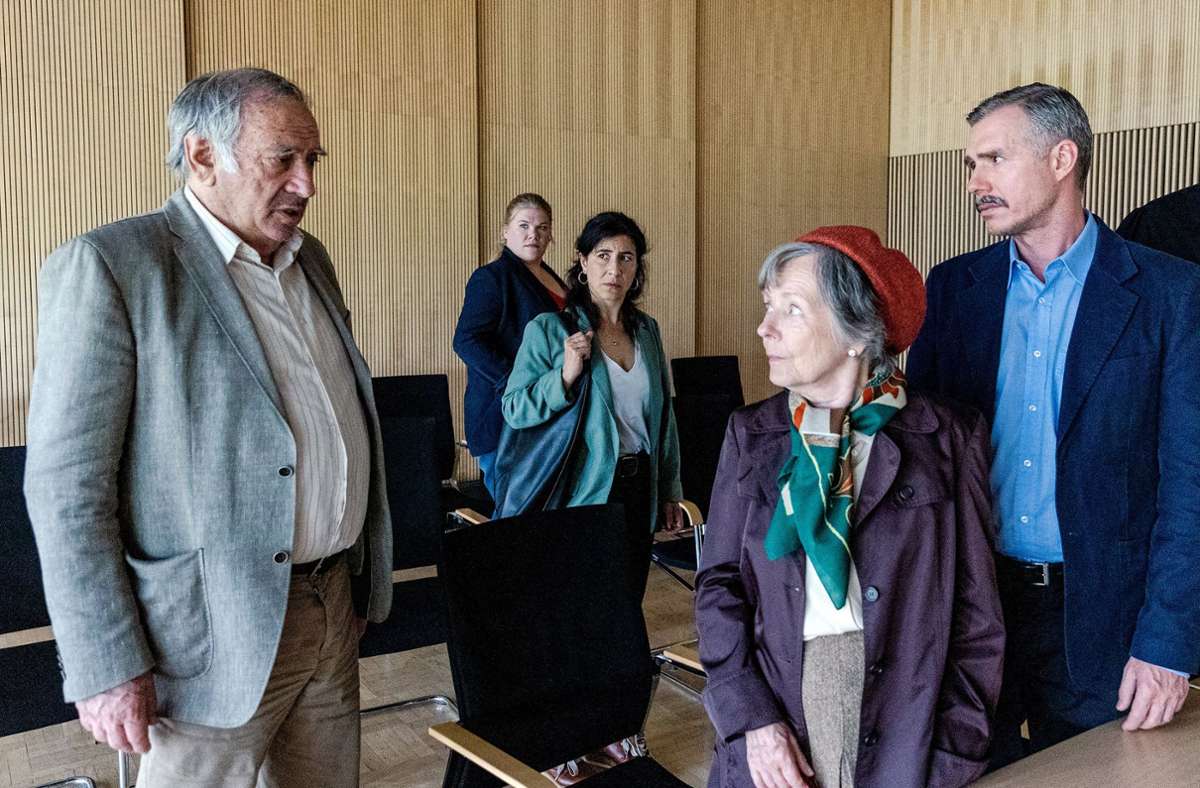Zvi Spielmann (Dov Glickmann, vorne li.) und Elisabeth Behrend (Monika Lennartz, vorne re.) sehen sich nach über siebzig Jahren das erste Mal vor Gericht gegenüber. Foto: Maor Waisburd     /rbb
