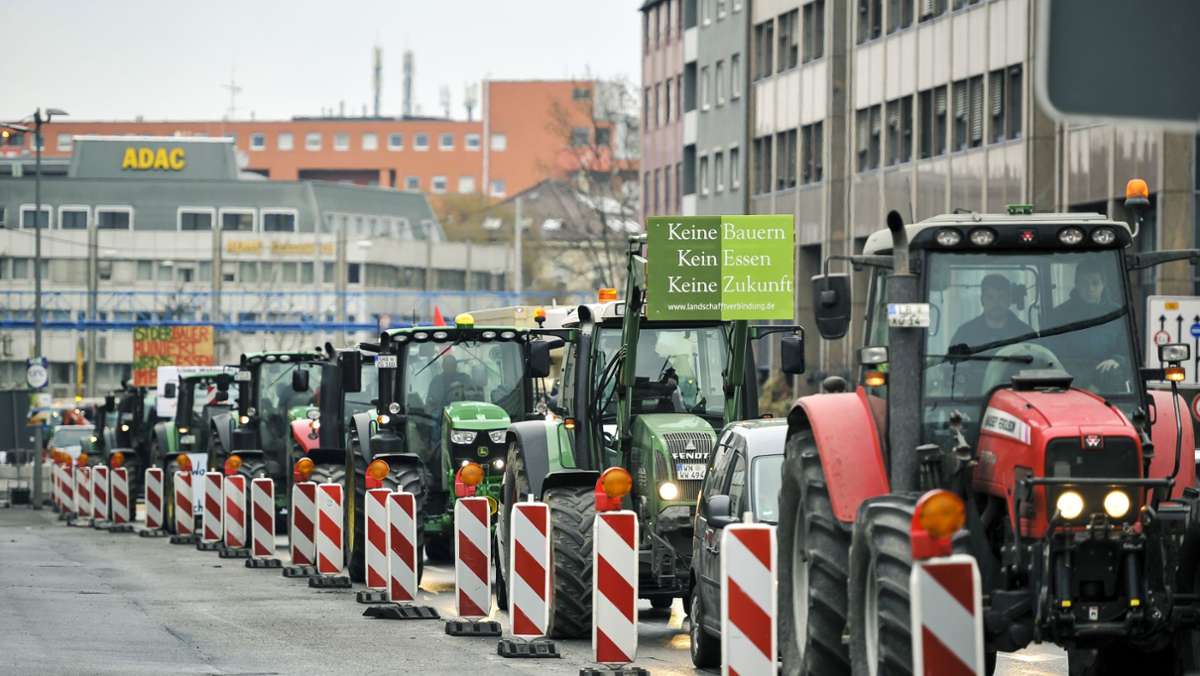 Protest der Landwirte in Stuttgart: Traktordemo sorgt für Verkehrsbehinderungen auf dem City-Ring