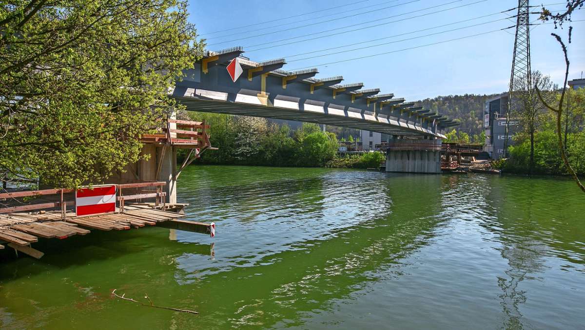 Schleyer-Brücke in Esslingen: Skelett der neuen Brücke sitzt auf den Pfeilern