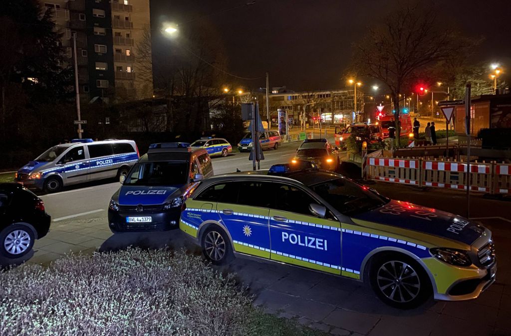 Die Polizei rückt zu einer verschlossenen Shisha-Lounge in Stuttgart-Rot aus.