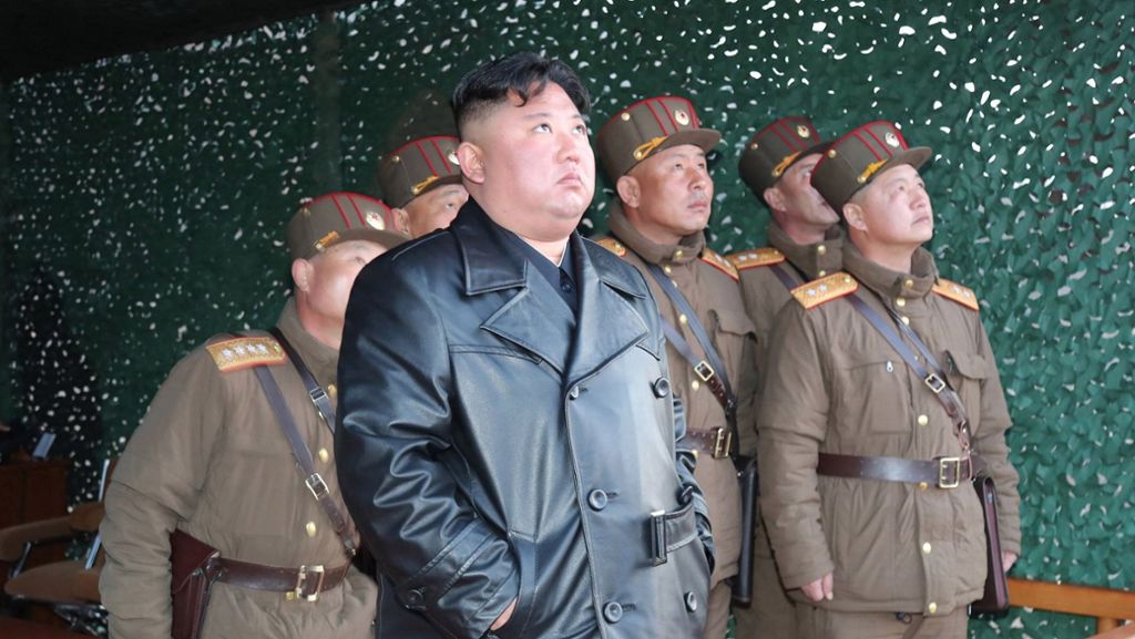  Das Coronavirus verbreitet sich weltweit, nur Nordkorea wird verschont, das behauptet zumindest das dortige Regime. Ist die Garderobe von Diktator Kim Jong-un eventuell virenresistent? Ein nicht ganz ernst gemeinter Stilcheck. 