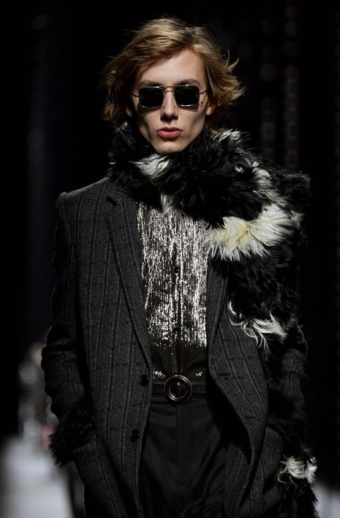 Metallic, Fake-Fur, eingezogene Wangen und immer eine Sonnenbrille auf der Nase – so stellt sich Saint Laurent den mondernen Mann vor.