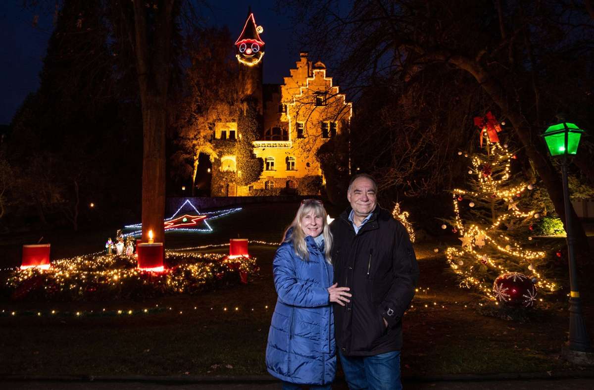 Barbara und Claus Baumgart stehen vor ihrem weihnachtlichen geschmückten Haus, der Villa Boge.
