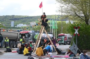 50 Umweltaktivisten blockieren Zufahrt von HeidelbergCement
