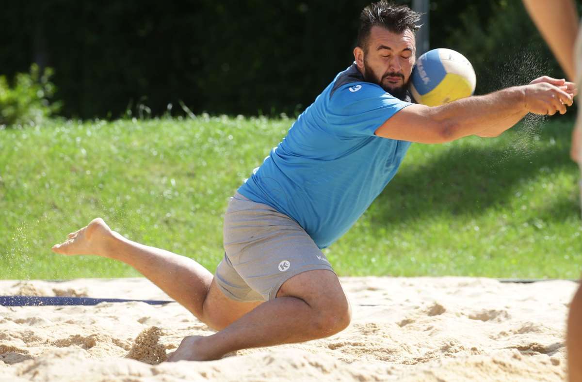 Zharko Pheshevski ist der Koloss am Kreis beim TVB Stuttgart, beim Beachvolleyball landet der Mazedonier weitaus sanfter.