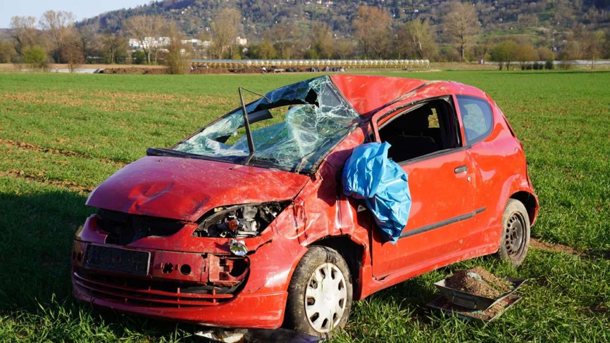 Unfall auf B29 bei Weinstadt: Mit Auto mehrfach überschlagen – Fahranfängerin schwer verletzt