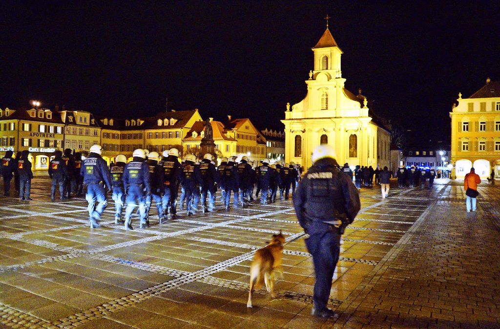 Polizeibeamte gehen im März 2015 über den Marktplatz in Ludwigsburg. Nach einem Großeinsatz der Polizei gegen rivalisierende Banden in Stuttgart und Ludwigsburg waren sieben Mitglieder vorübergehend festgenommen worden.