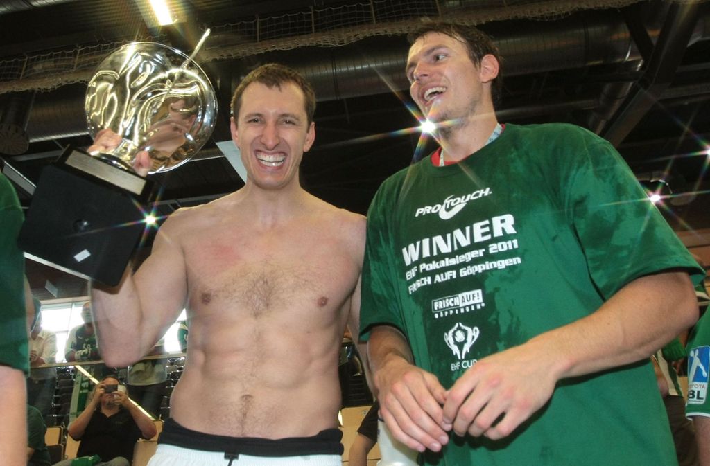 Drasko Mrvaljevic (li.) und Nationalspieler Kai Häfner (jetzt MT Melsungen) feiern den EHF-Pokal-Sieg 2011 in Elsenfeld gegen den TV Großwallstadt.