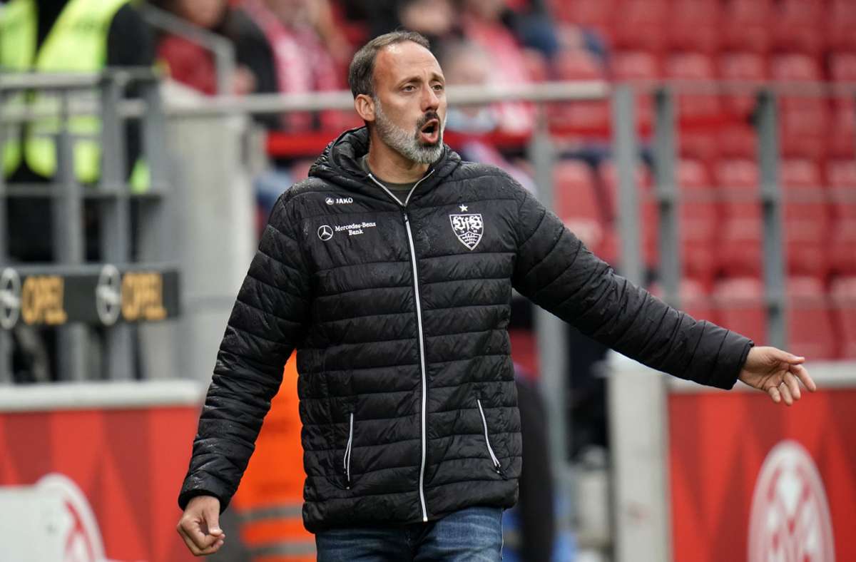 VfB-Coach Pellegrino Matarazzo gibt an der Seitenlinie die Kommandos.