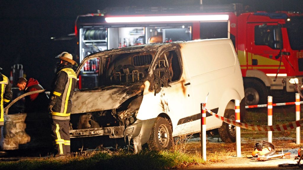 Spektakulärer Überfall in Kirchheim: Täter setzen Fluchtautos in Brand