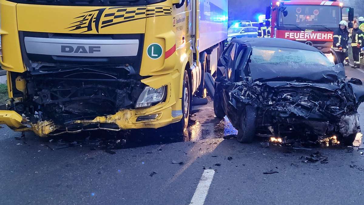 Unfall in Leingarten: Junger Autofahrer stirbt bei Zusammenstoß mit Lkw