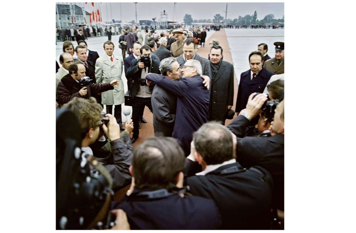Bruderkuss vor Publikum: Der DDR-Staatsratsvorsitzende Erich Honecker mit dem Vorsitzenden der sowjetischen Kommunisten, Leonid Breschnew. 1974 – man feierte den 25. Jahrestag der DDR