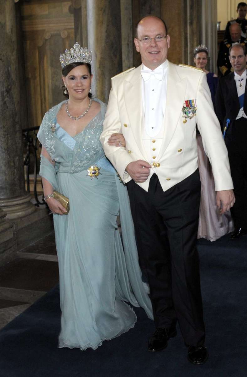 ... zum Gala-Diner am Abend hakt der Fürst aber Maria Teresa von Luxemburg unter - schließlich ist Charlene weder Frau noch Verlobte und daher vom Hofprotokoll auf die hinteren Plätze verbannt.