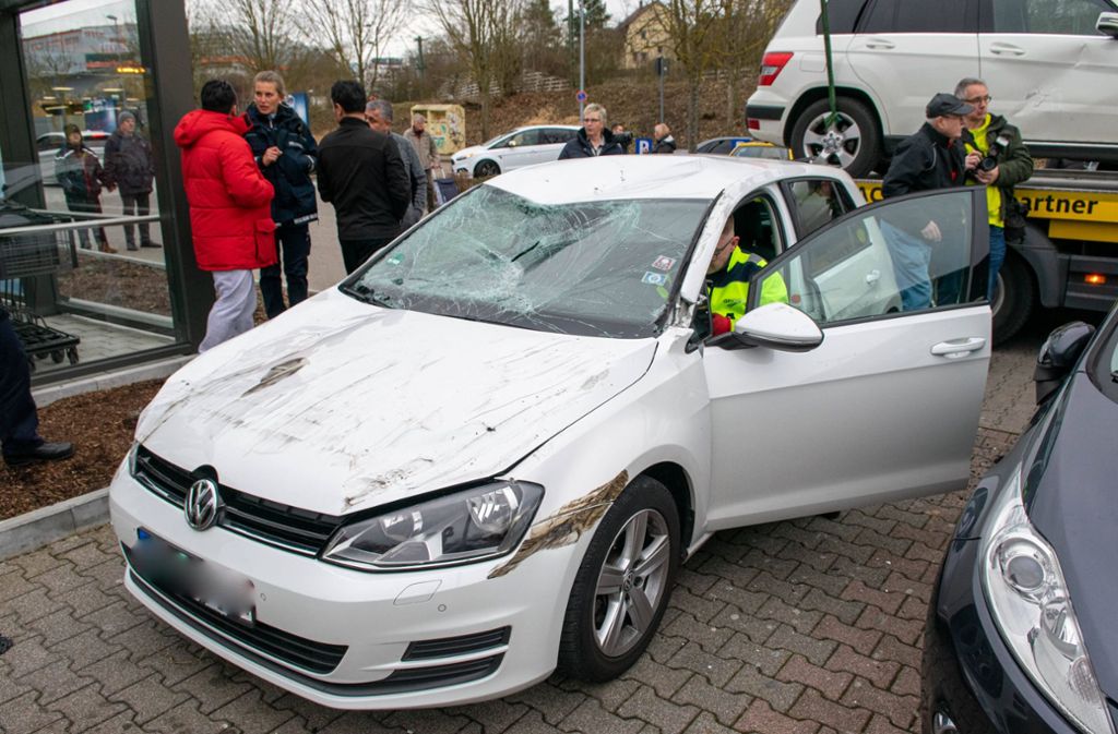 An den beiden parkenden Autos entstand ein Totalschaden von insgesamt rund 17.000 Euro.
