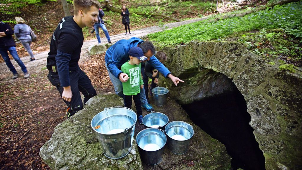 Erkenbrechtsweiler: Wasser, das den  Berg hinauf läuft