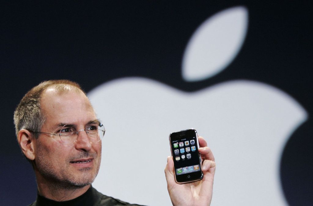 Knapp 7 Jahre vorher, am 9. Januar 2009 präsentierte der frühere Apple CEO, Steve Jobs, in San Francisco das erste iPhone. Inoffiziell hieß es auch iPhone 2G oder iPhone EDGE.