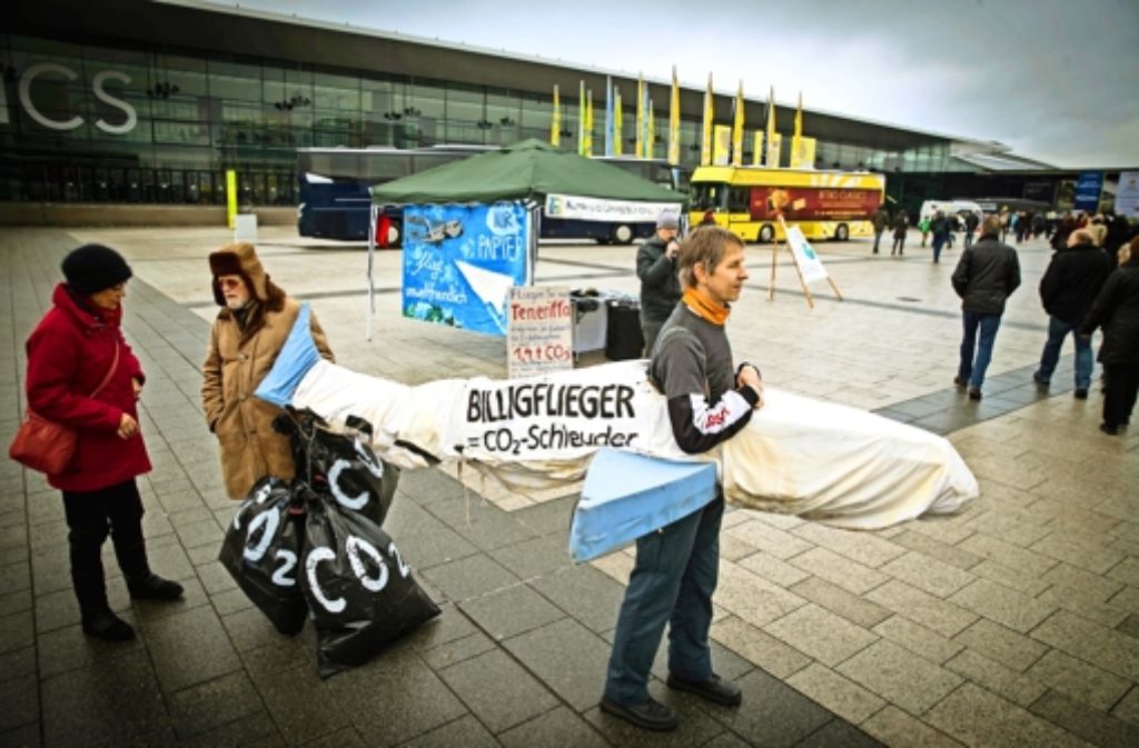 Im Rahmen eines Straßentheaters wiesen  die Umweltschützer auf die Erderwärmung durch Flugreisen hin. Foto: Lichtgut/Achim Zweygarth