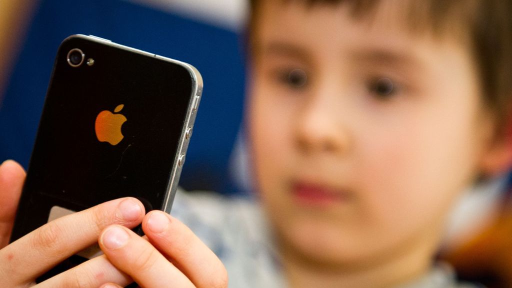 Übergewicht und soziale Auffälligkeiten: Kinderärzte: Smartphones machen Kinder krank