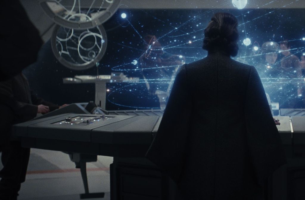 Leia Organa (Carrie Fisher) in der Kommandozentrale des Widerstands