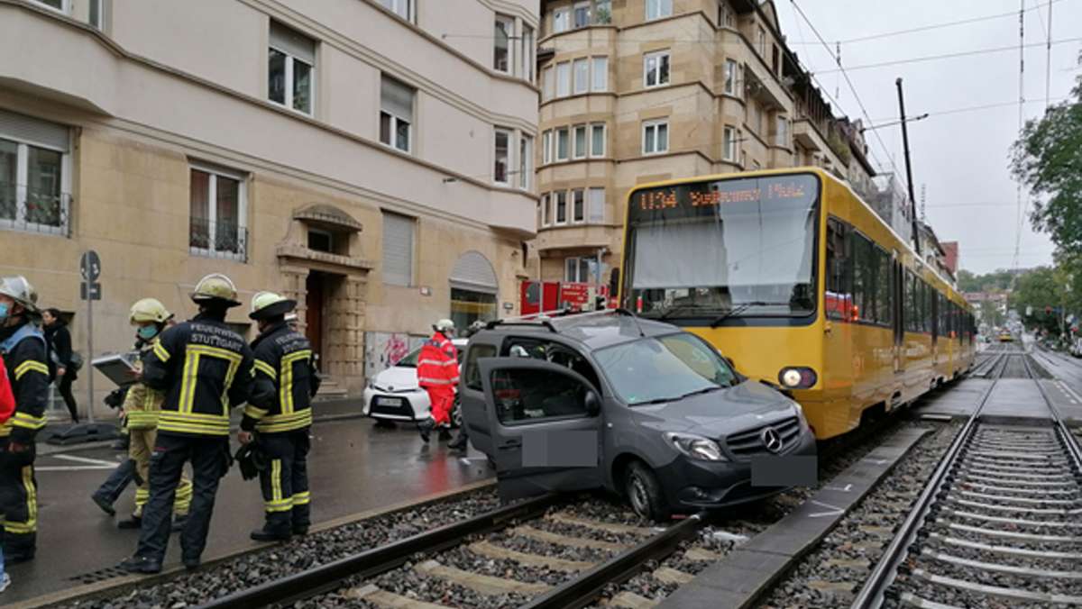 Stadtbahnunfall in Stuttgart-West: U34 schleift Mercedes meterweit mit – zwei Schwerverletzte