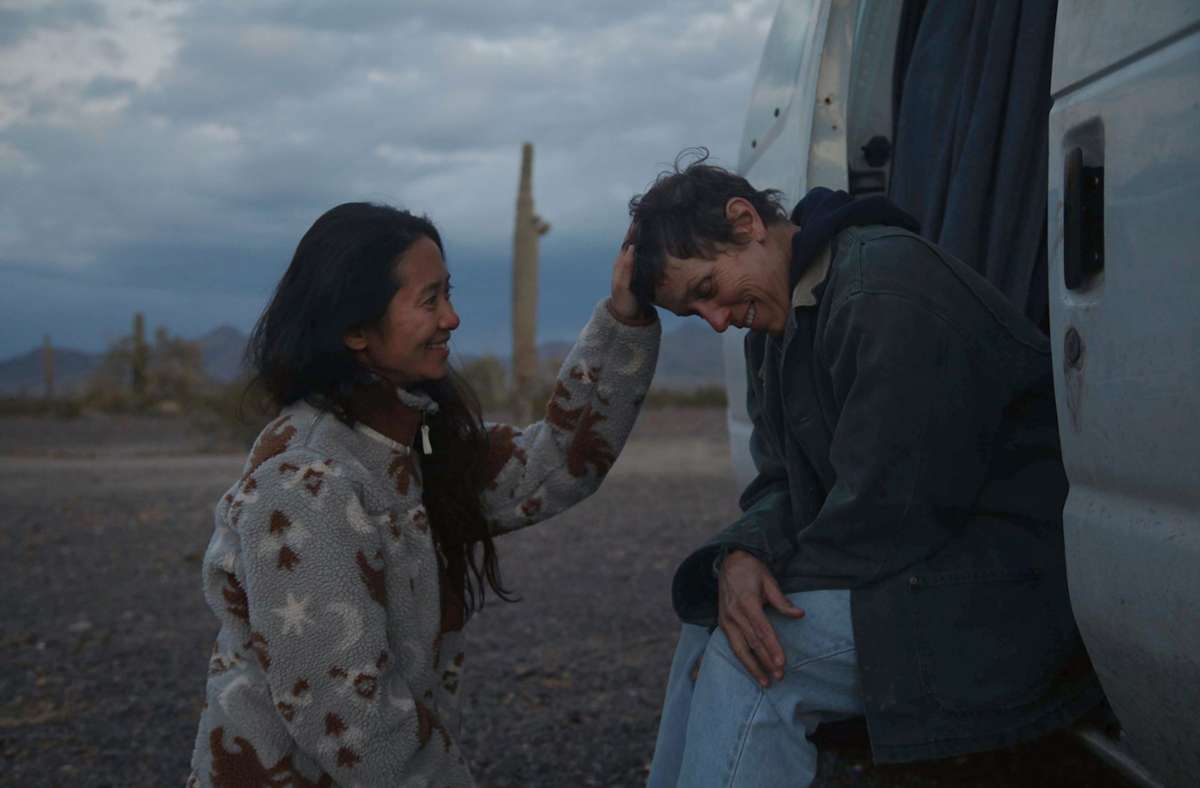 Der Film „Nomadland“ räumt vier Trophäen bei den Baftas ab. Regisseurin Chloe Zhao (l.) mit der Schauspielerin Frances McDormand am Set ...