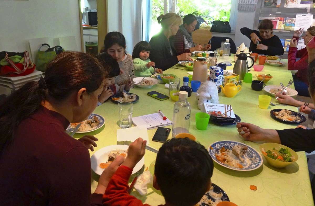Ein Bild aus besseren Zeiten: gemeinsames Essen im Miki. Foto: Theresa Ritzer
