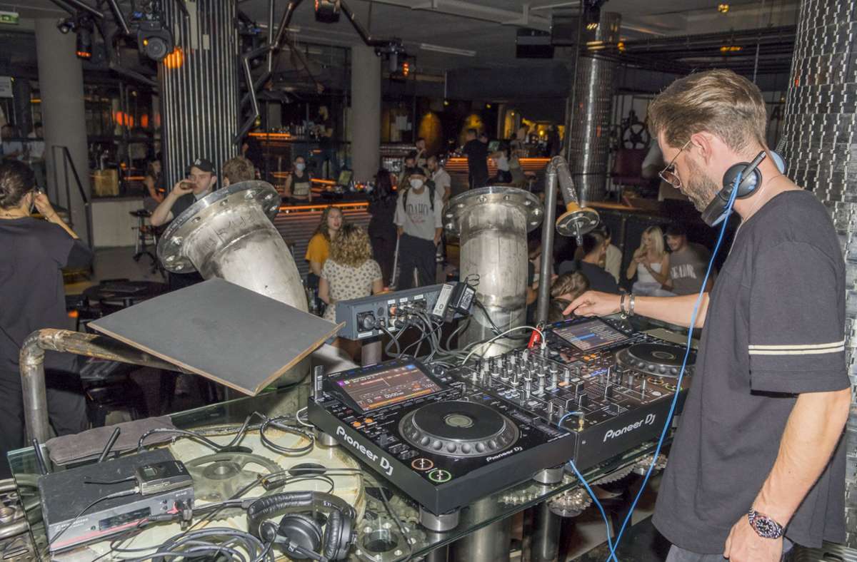 Der österreichische DJ Daniel Kautschitz, aus Wien angereist,  in der Stuttgarter Mica-Bar kurz vor der Rückkehr der Clubs als Tanzorte. Foto: Andreas /ngelhard