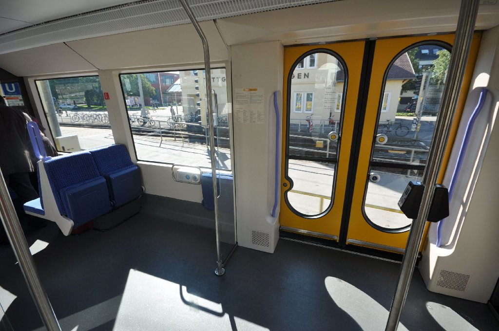 Die SSB hat am Mittwoch einen Zug des neuen Typs DT 8.12 auf ein Teilstück der Linie U12 zwischen Löwentorstraße und Hallschlag geschickt. Offiziell wird die Strecke am 14. September eröffnet. Steigen Sie ein ....