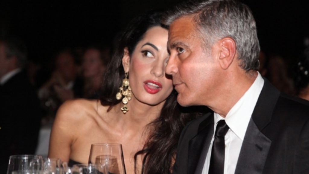  Berühmte Gäste bei der Celebrity Fight Night in Florenz: Hollywood-Star George Clooney kommt mit seiner Verlobten Amal Alamuddin zum Benefiz-Dinner und freut sich auf seine Hochzeit, und auch die schwangere Michelle Hunziker lässt sich die Veranstaltung nicht entgehen. 