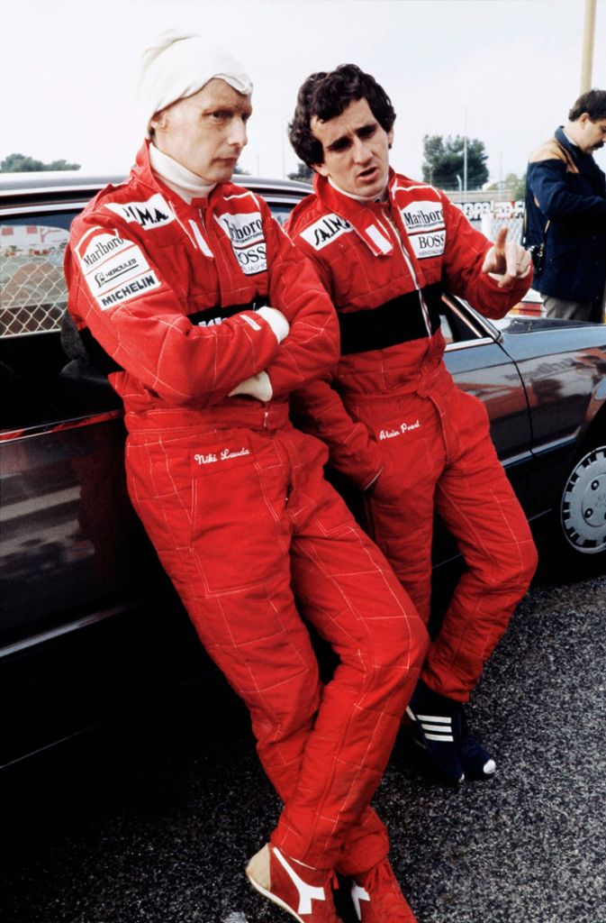Das erste Wunder war, dass der damals amtierende Weltmeister Niki Lauda (links, neben Alain Prost) seinen schrecklichen Feuer-Unfall 1976 auf dem Nürburgring überlebte. Das zweite Wunder, dass er nur 42 Tage später bim Grand Prix von Italien wieder im Cockpit seines Ferraris saß. Weltmeister wurde in dieser Saison James Hunt, nicht der charismatische Österreicher. Aber bereits im folgenden Jahr hatte der damals 28-Jährige seine Dominanz wiedererlangt und wurde zum zweiten Mal Formel-1-Weltmeister. Übrigens war auch Alain Prost 1991 aus der Formel 1 zurückgetreten, um 1993 zurückzukehren und nochmals Weltmeister zu werden. Danach beendete der Franzose seine Karriere aber endgültig.