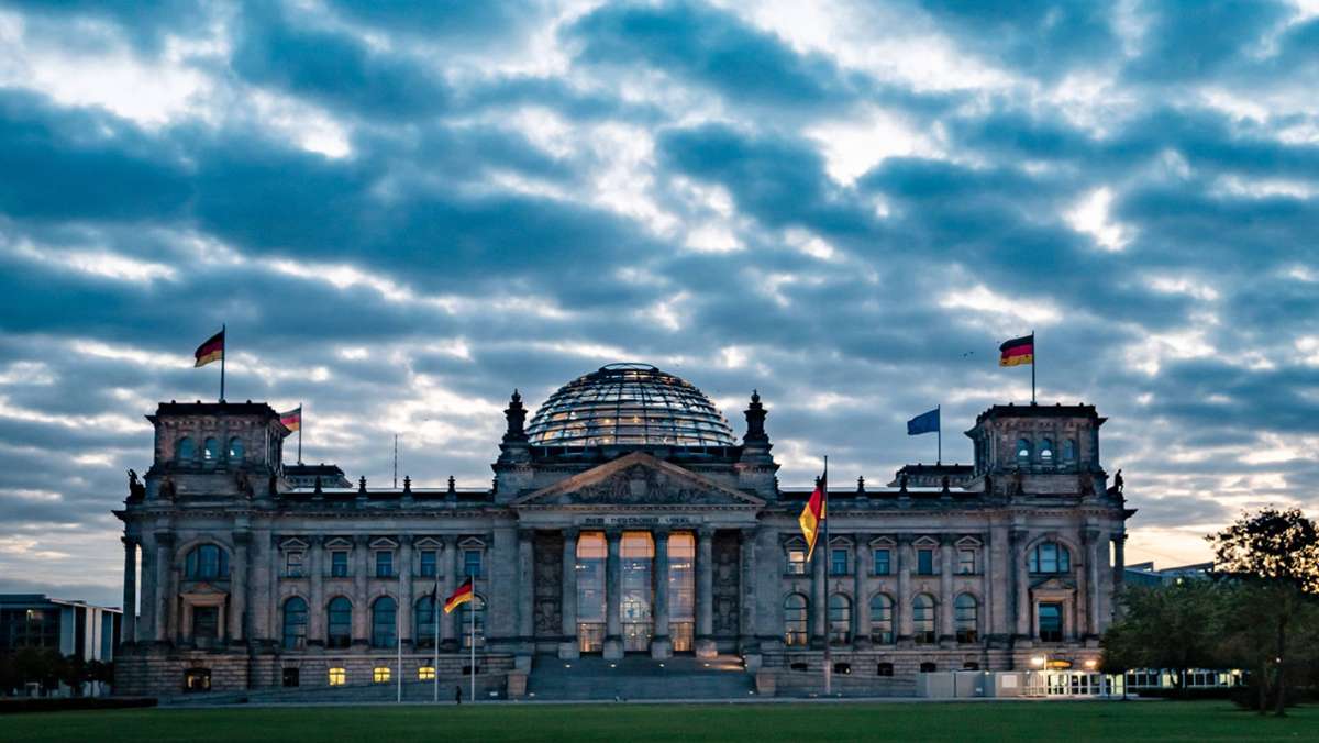 Brand an Reichstagsgebäude: Nächtliches Feuer sorgt für großen Einsatz