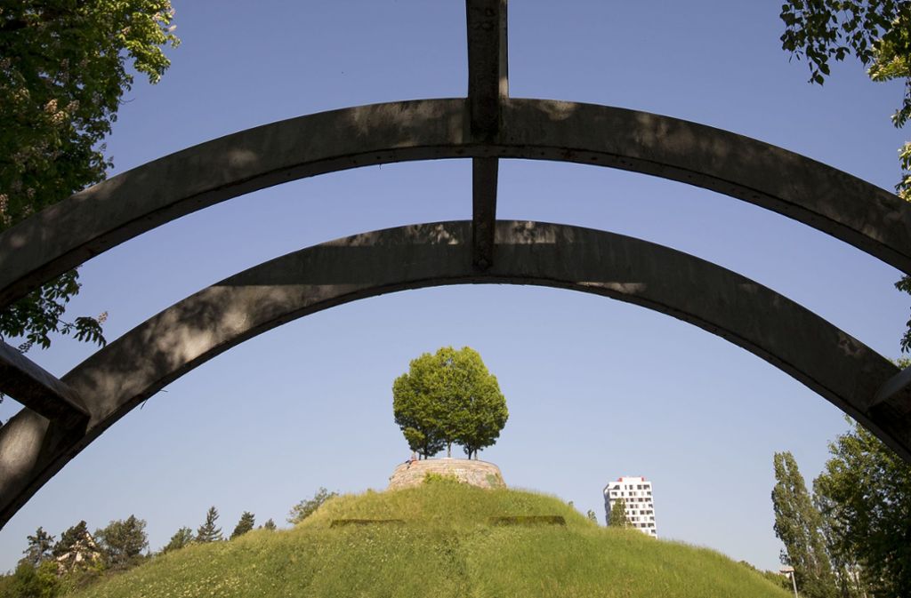 Die sogenannte Bastion: ein künstlicher Aussichtshügel, der nach den Entwürfen des Landschaftsarchitekten Hans Luz und seines Büros im Leibfriedschen Garten errichtet wurde. In diesem Umfeld müssen Mauern und Wege saniert werden.