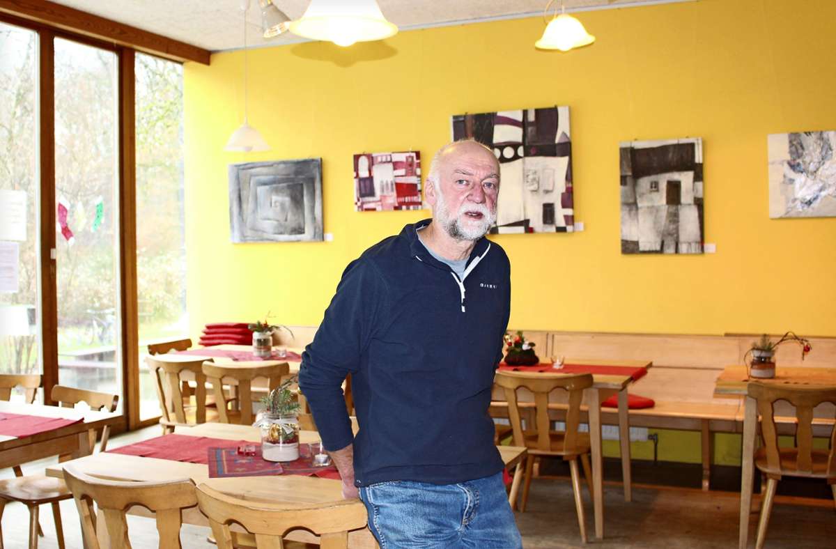 Günther Klein, der Vorsitzende des Waldheim-Vereins, betreibt das Lokal im Clara-Zetkin-Haus. Die Umsatzeinbußen wegen Corona beziffert er auf 80 Prozent. Foto: Caroline Holowiecki