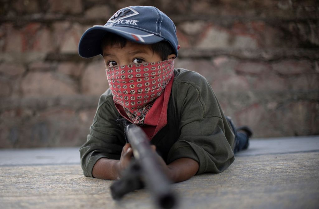 30 Minderjährige werden in einer von Gewalt geplagten Region Mexikos an der Waffe ausgebildet. Foto: AFP/PEDRO PARDO