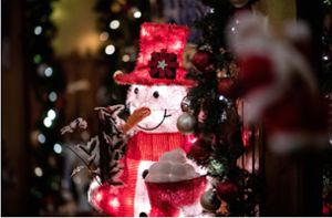 Ein von innen beleuchteter Deko-Schneemann steht im Flur der weihnachtlich dekorierten Wohnung im nordrhein-westfälischen Oberhausen. Foto: /dpa/Fabian Strauch