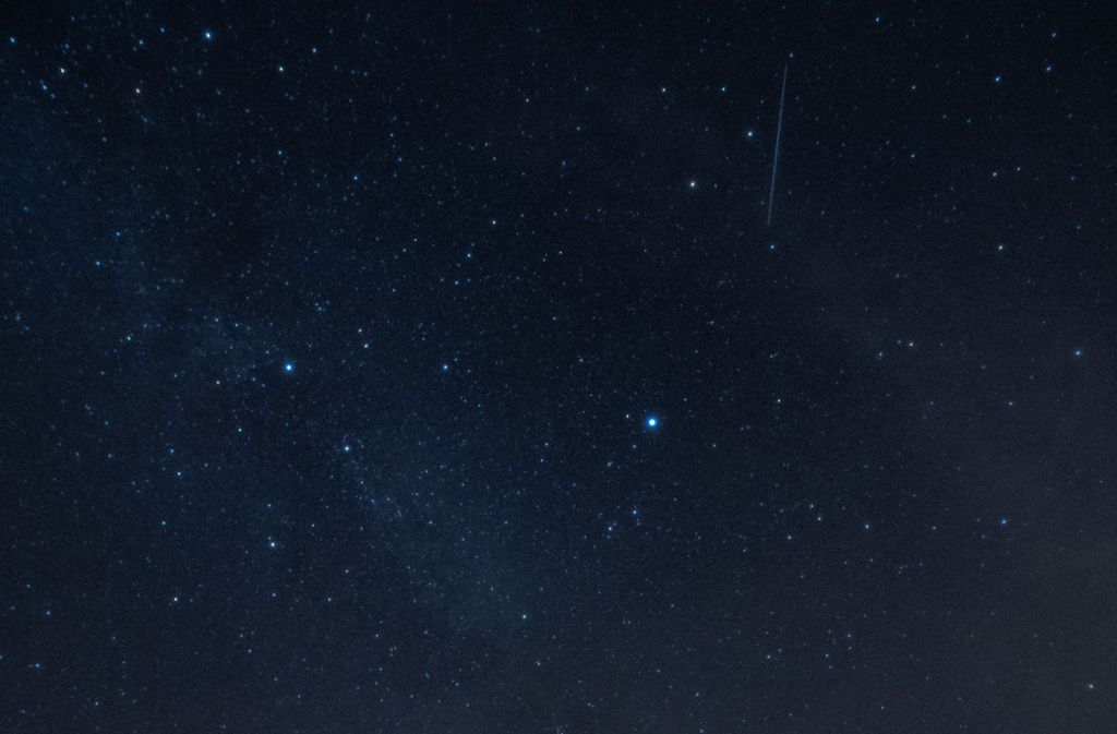Sterne und eine Sternschnuppe sind unweit von Prietzen (Brandenburg) am Himmel zu sehen.