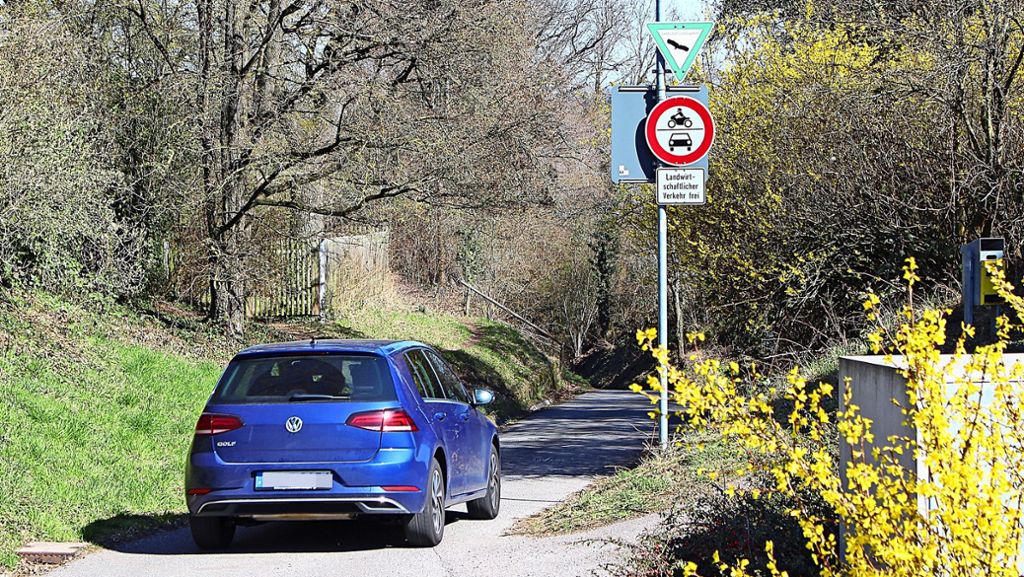  Stur fahren Leute mit dem Auto auf einem Feldweg von Stuttgart-Sillenbuch nach Stuttgart-Rohracker. Das ist illegal. Doch: Warum kann das Verbot nicht durchgesetzt werden? 