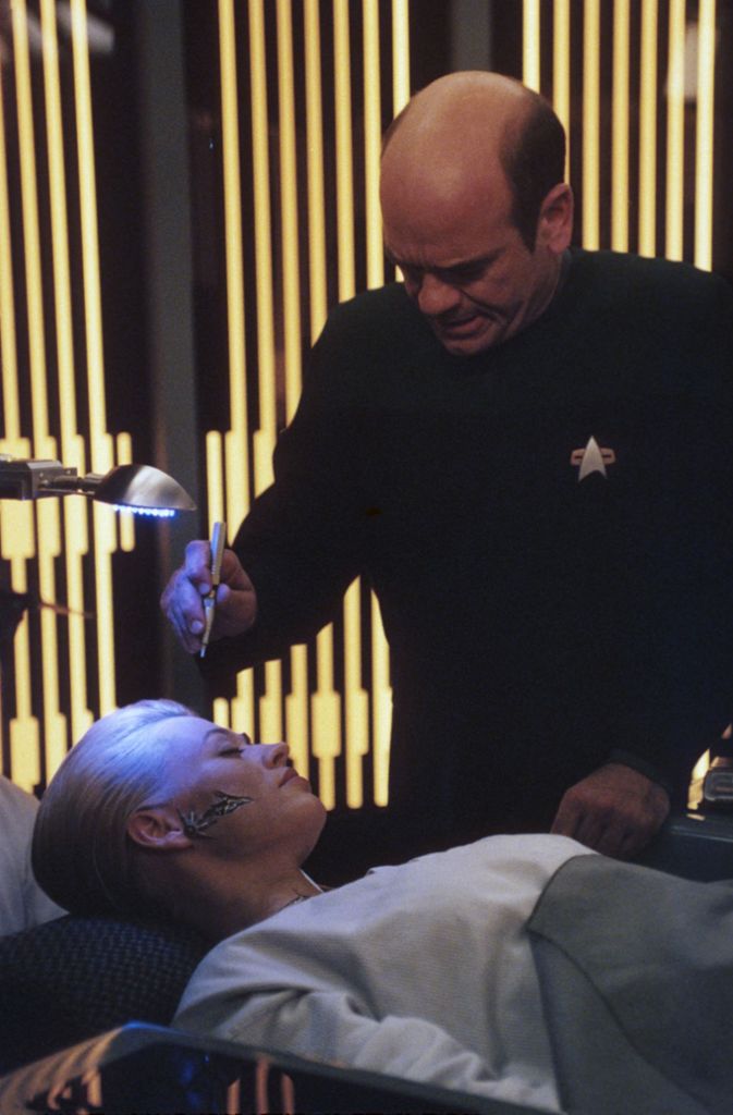 Holo-Doktor Eine der originellsten Figuren in „Voyager“ ist ein Ersatz-Arzt (Robert Picardo), der eigentlich nur als Projektion existiert – er selbst bezeichnet sich als „medizinisch-holografisches Notfallprogramm“. Er leidet deshalb unter einem starken Minderwertigkeitskomplex, arbeitet aber so gut und hat so einen ausgeprägten Charakter, dass die meisten Crew-Mitglieder ihn bald mit einem echten Arzt verwechseln. (ha)