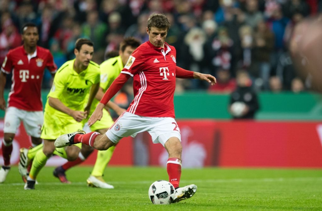 Trotz des verschossenen Elfmeters von Thomas Müller siegt der FC Bayern MÜnchen mit 3:1 gegen Augsburg. Foto: dpa