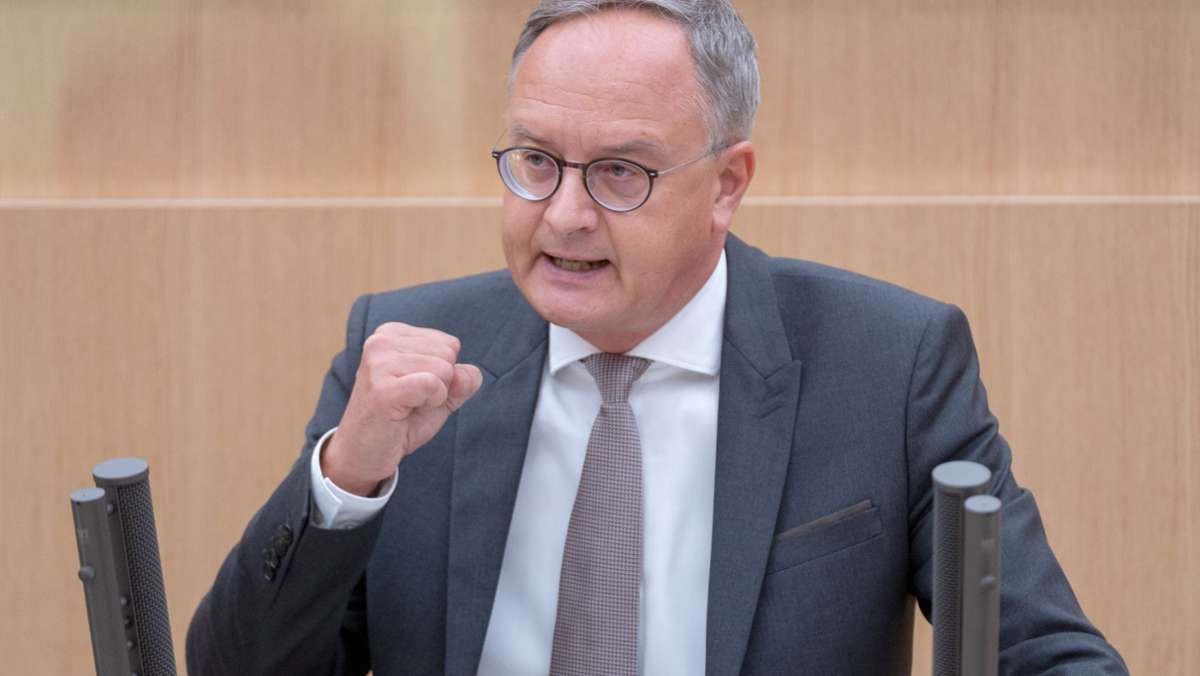  Die Opposition im baden-württembergischen Landtag kritisiert das Hin- und Her der Landesregierung bei den neuen Corona-Regelungen. SPD und FDP fordern deshalb Konsequenzen für Landesgesundheitsminister Manfred Lucha. 