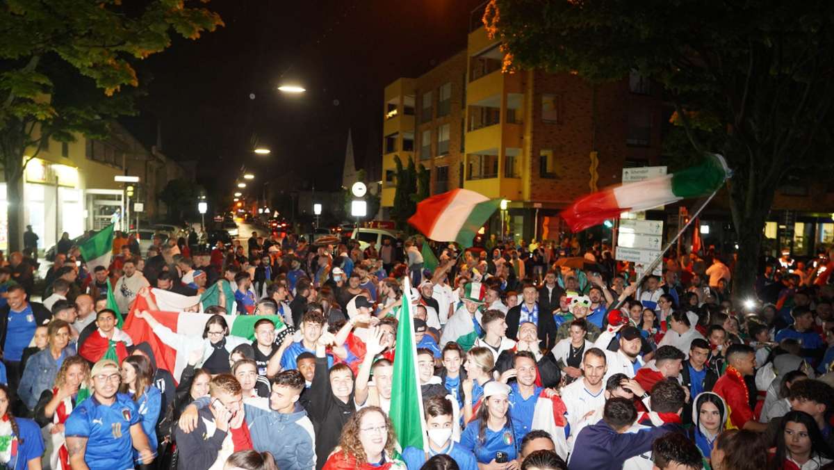  Nach dem EM-Finaleinzug der italienischen Nationalmannschaft feiern Anhänger der Squadra Azzura in der Region Stuttgart ausgelassen den Sieg. Einige schlagen dabei auch über die Stränge. 