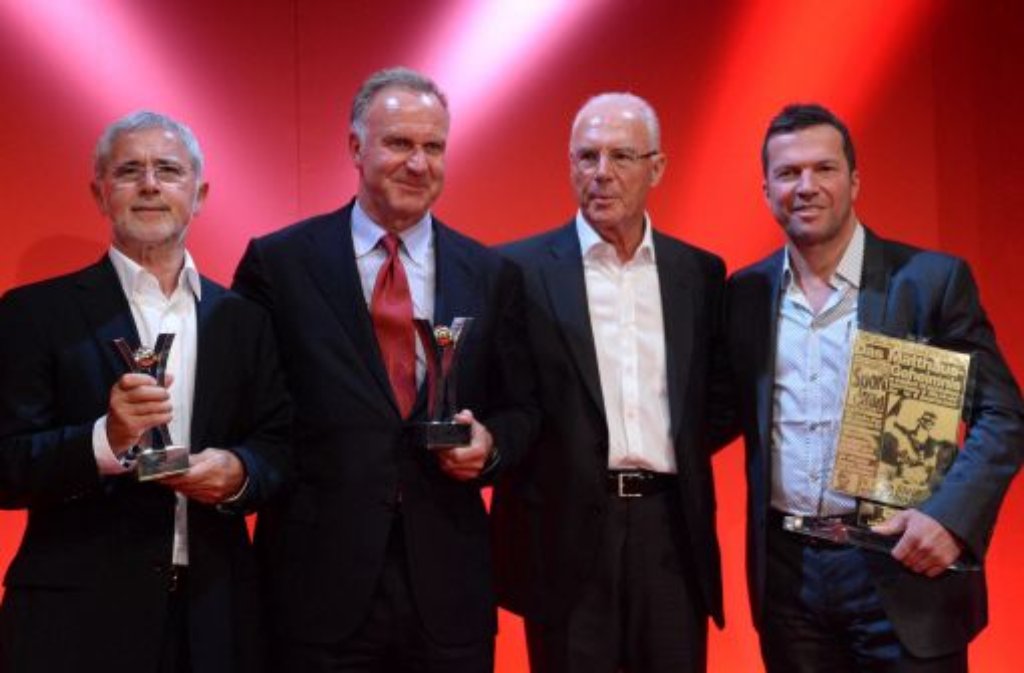Die Preisträger Gerd Müller, Karl-Heinz Rummenigge (stellvertretend für den FC Bayern), Laudator Franz Beckenbauer und Ehrenpreisträger Lothar Matthäus (von links nach rechts).