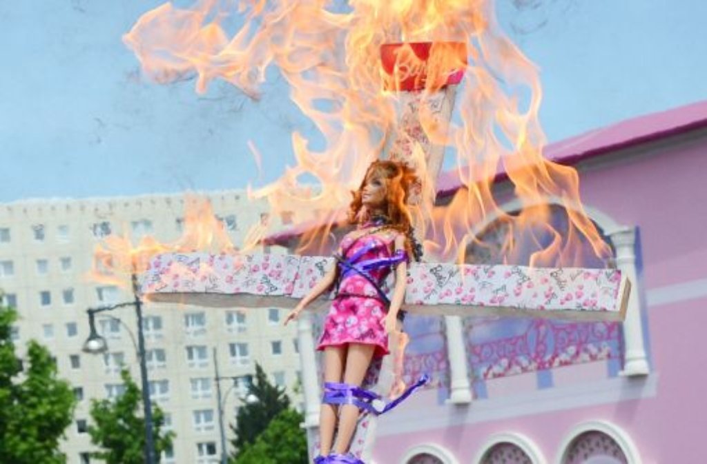 Prostest gegen die pinke Barbie-Welt in Berlin.